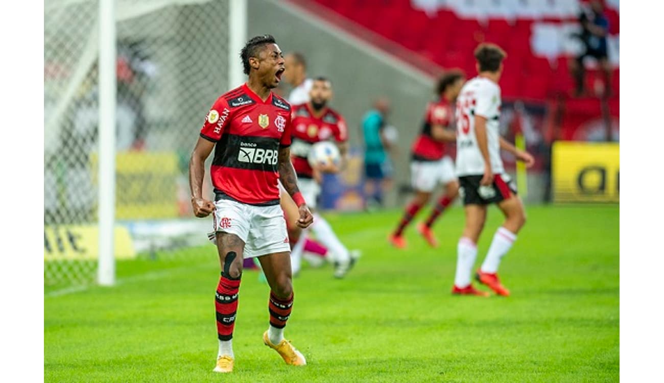 Vídeo: Bruno Henrique marca 3 gols e pede música no Fantástico FlaResenha