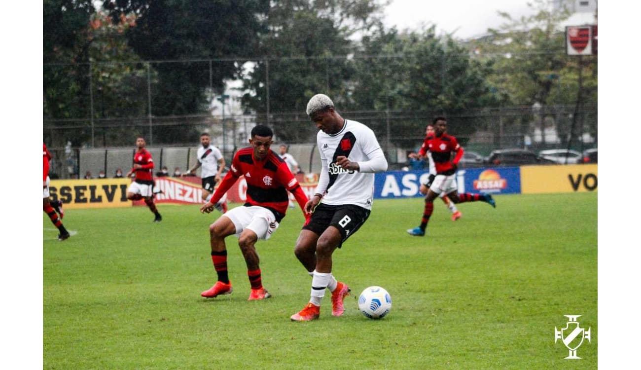 Flamengo e Seleção Brasileira sub-17 vencem com lances polêmicos