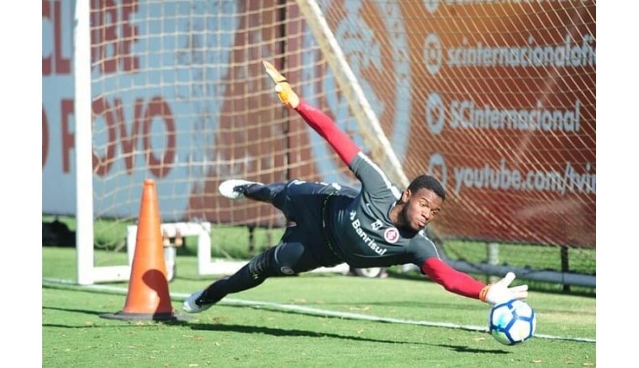 O maior do Brasil: goleiro do Santa Cruz, Carlos Miguel, é o mais alto das  Séries A, B, C e D - Superesportes