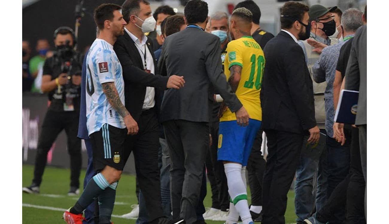 Agentes da Anvisa entram em campo, e Brasil x Argentina é interrompido