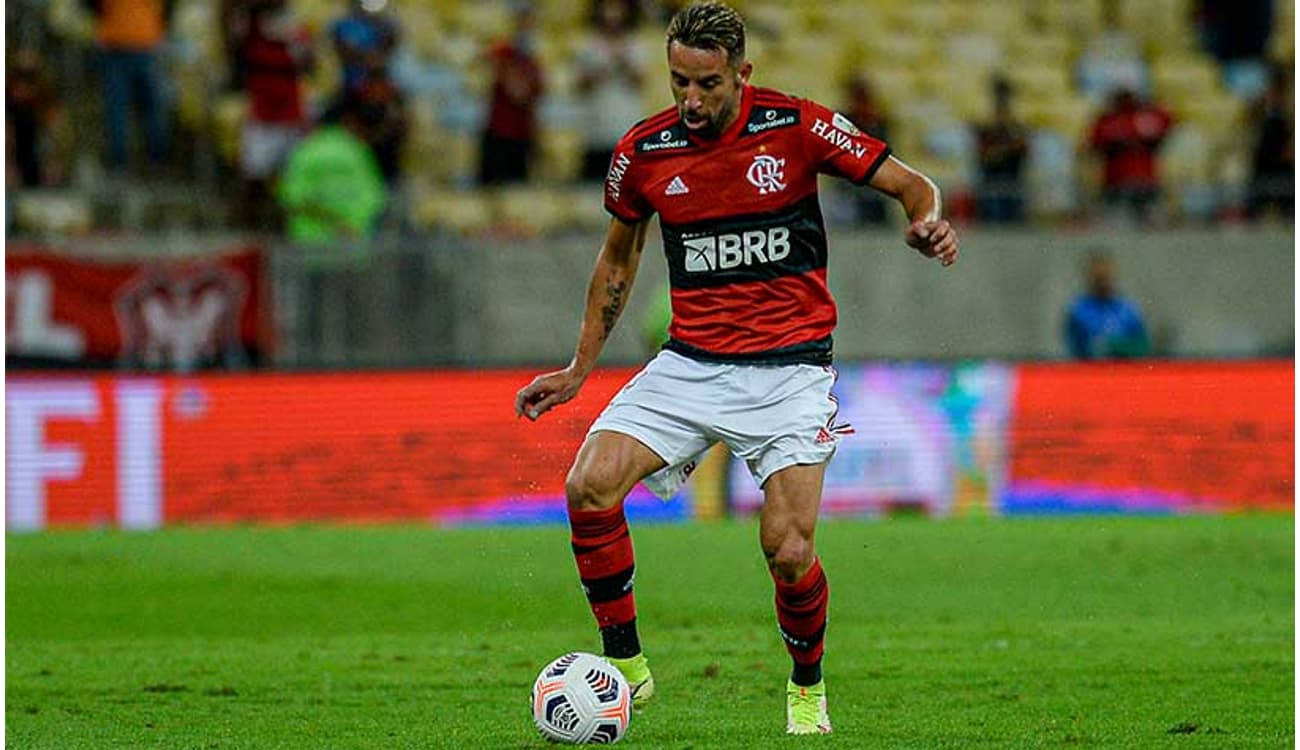 Atuação de Isla no 1º tempo é criticada por torcedores do Flamengo