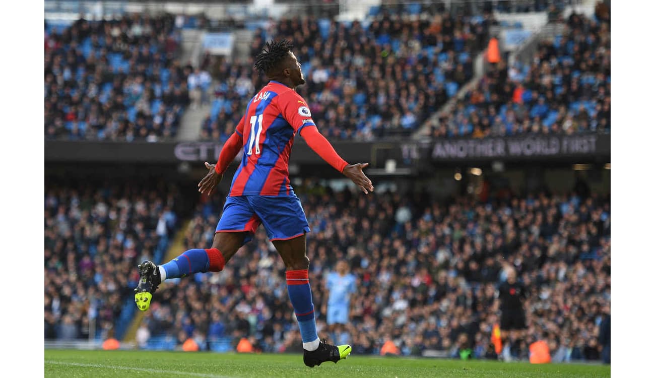 Zaha faz golaço e Crystal Palace busca empate contra o Brighton pelo Inglês  