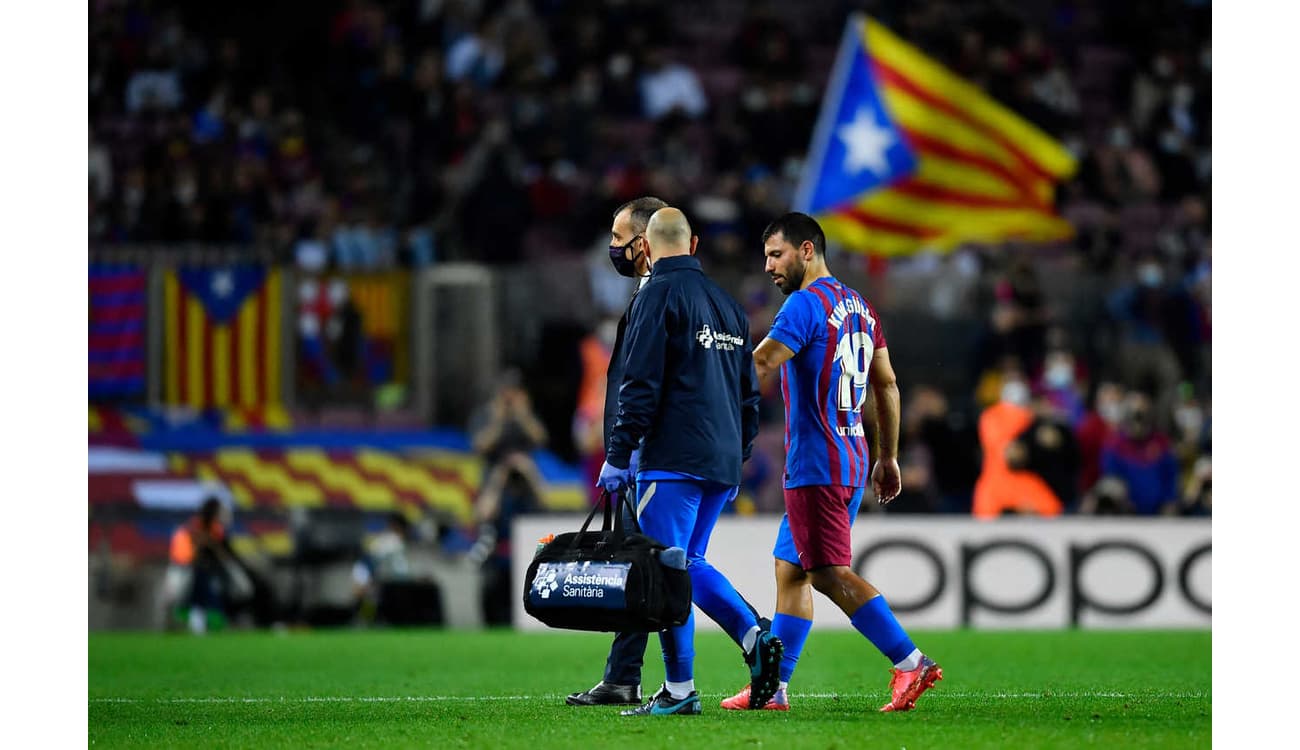 Agüero passa mal em jogo do Barcelona, e imprensa espanhola diz que  atacante teve arritmia cardíaca - Lance!