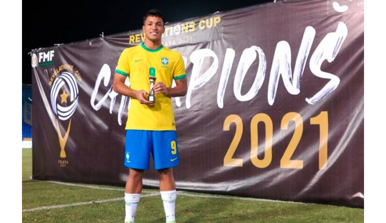 File:Wagner Leonardo - Campeonato Paulista Sub20- São Caetano 2 x 1 Santos  FC - 48105523391 (cropped).jpg - Wikipedia