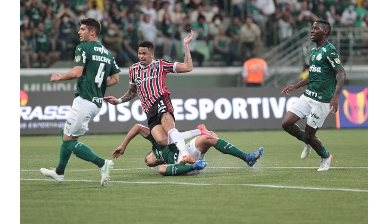 Luciano passará por cirurgia no punho e vira desfalque para o São Paulo -  20/11/2021 - UOL Esporte