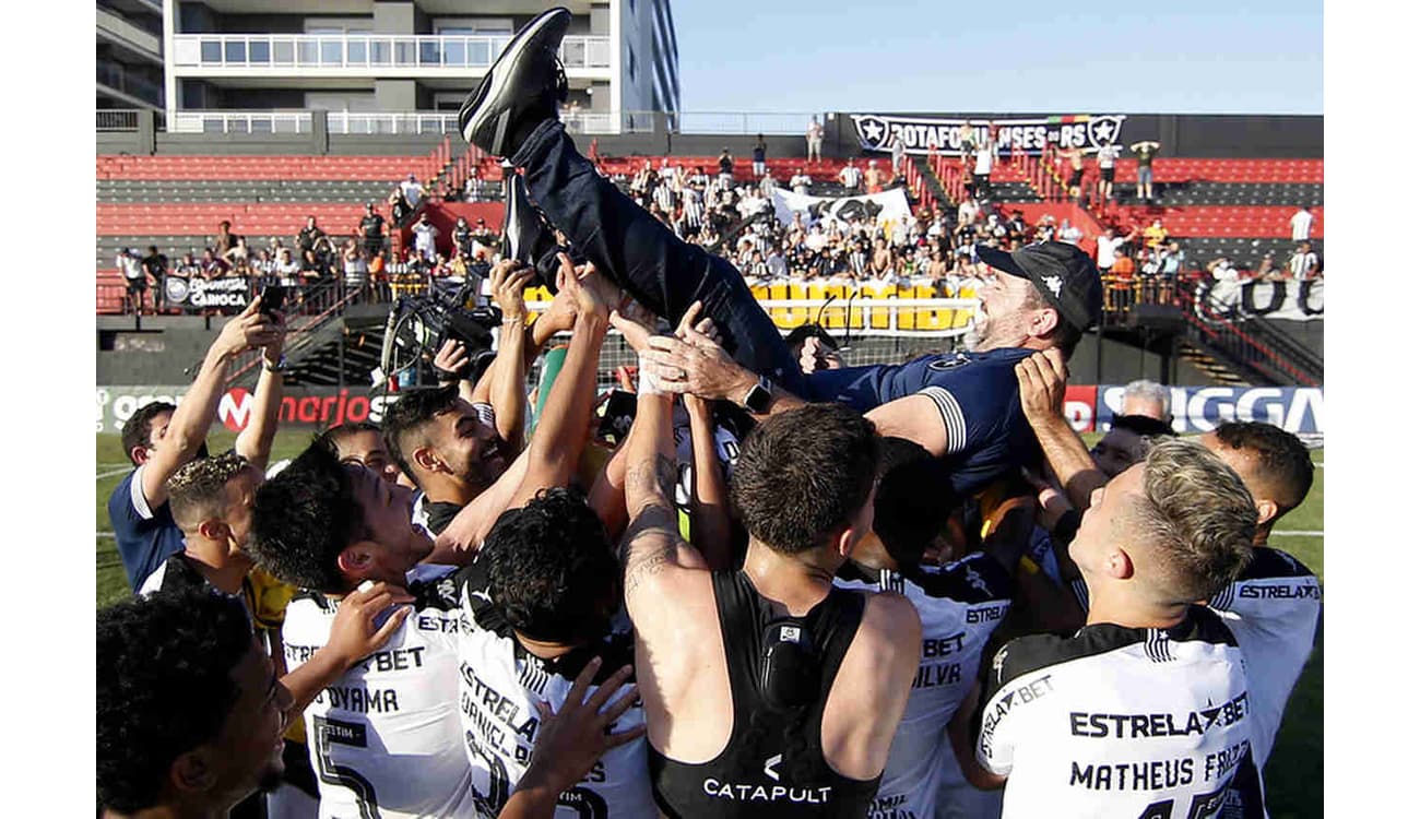 Última Divisão - O Botafogo é campeão da Série B pela 2ª vez na história!  Dessa vez o começou foi ruim, mas o título veio com uma grande arrancada no  2º turno.