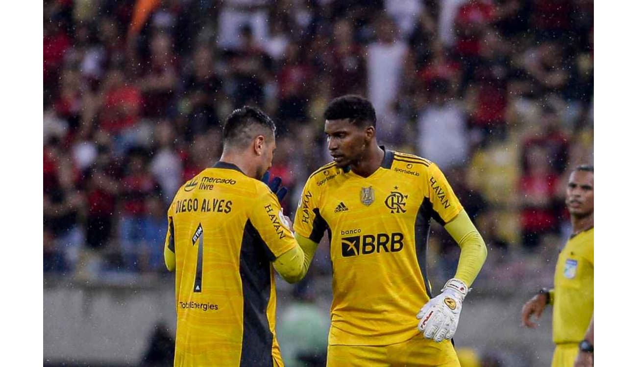 Hoje é aniversário do melhor goleiro do Brasil', enaltece Santos