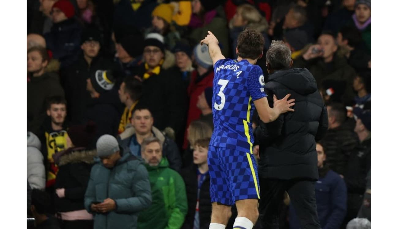 Jogador da Premier League sofre parada cardíaca em campo