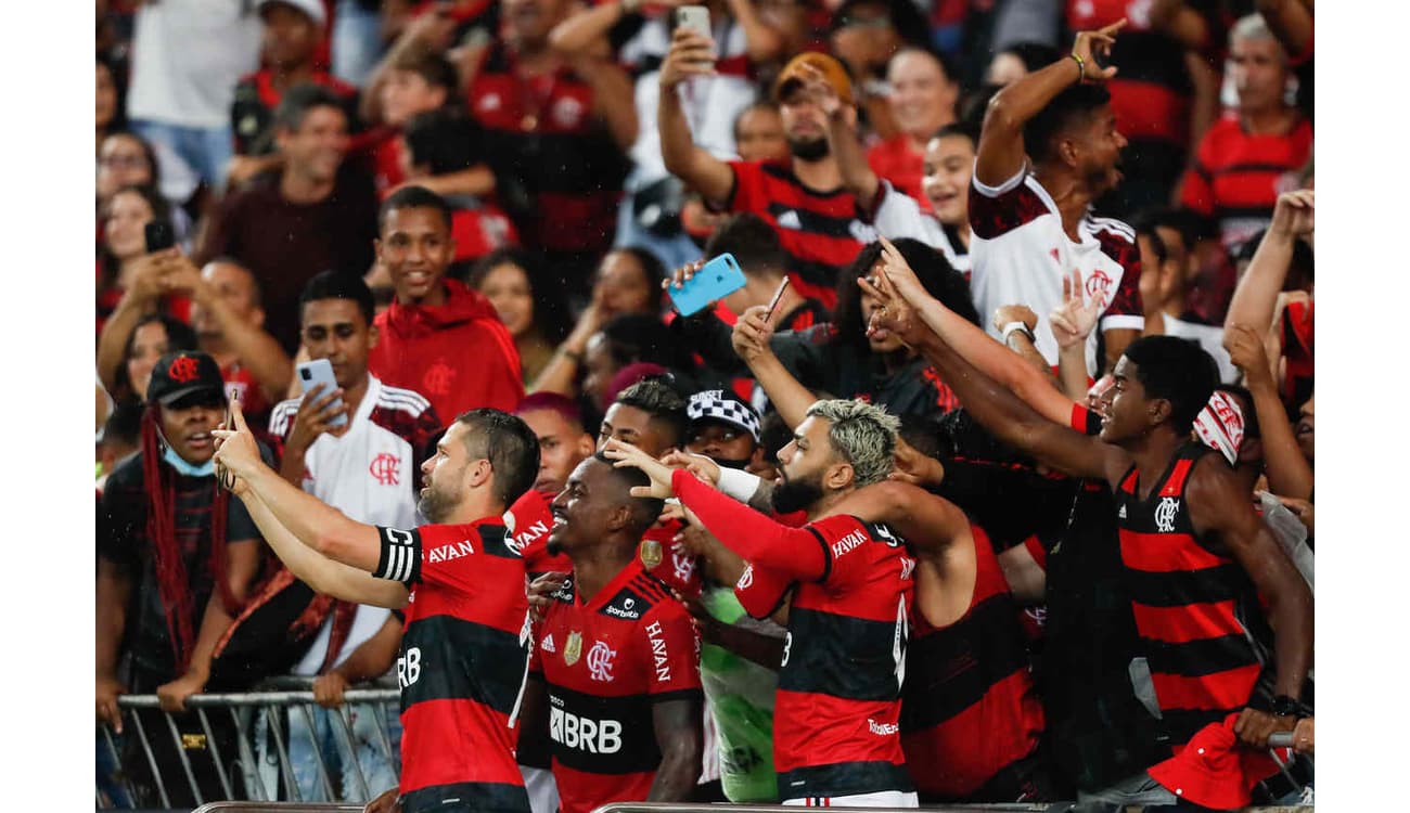 Lances do jogo Flamengo e Tiradentes no Albertão