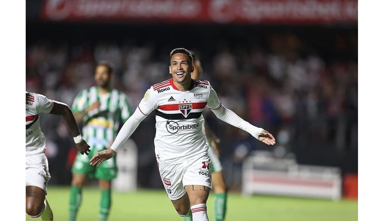 Diretor do São Paulo joga sal grosso no gramado antes de duelo contra o  Juventude; veja vídeo, são paulo