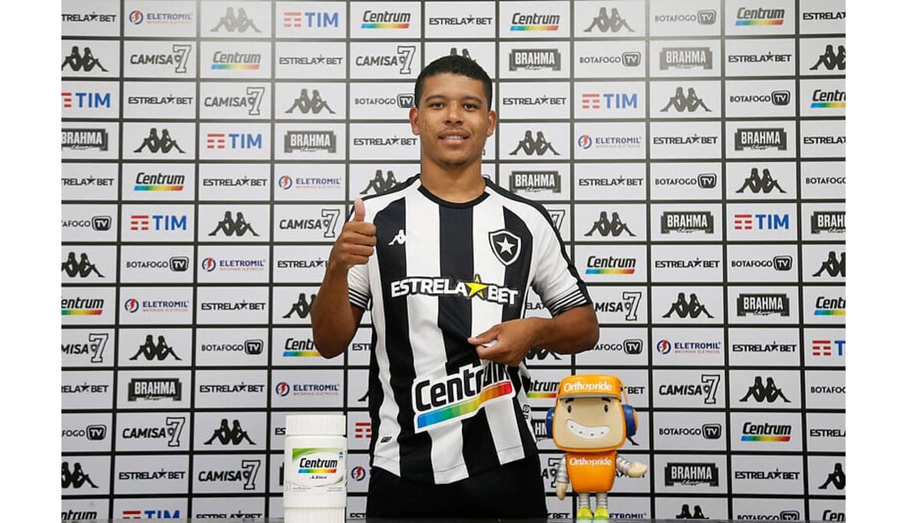 Avançado Vinícius Lopes chega ao Santa Clara por empréstimo do Botafogo