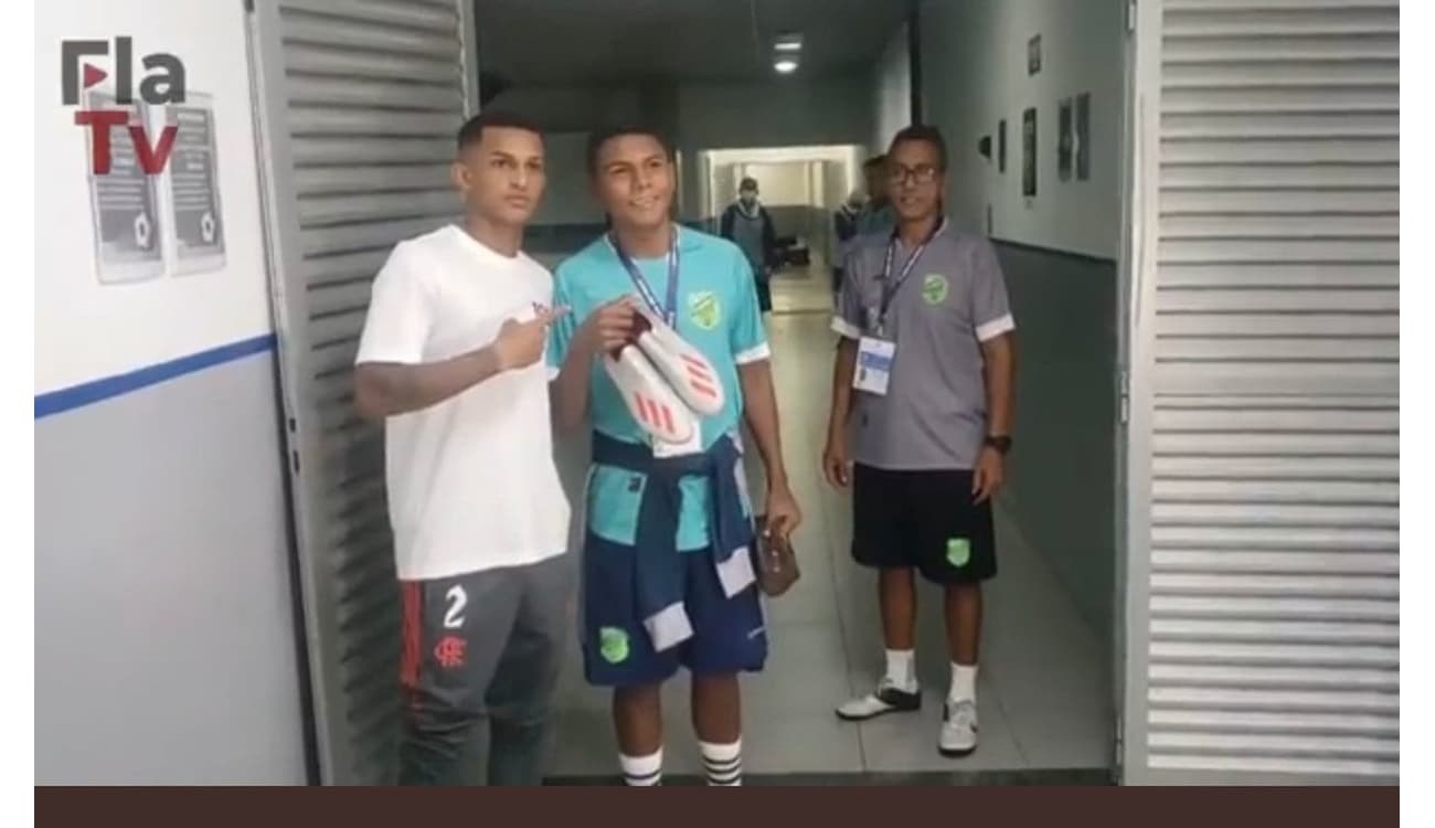Wesley, do Flamengo, doa chuteira a jogador do Floresta: 'Sempre