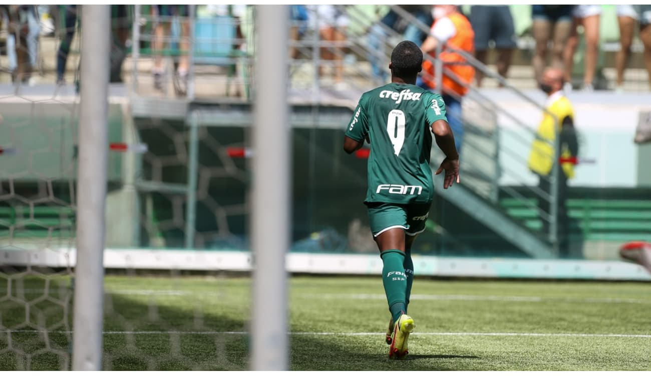 Nova joia? Pedro Felipe, zagueiro da base do Palmeiras, possui