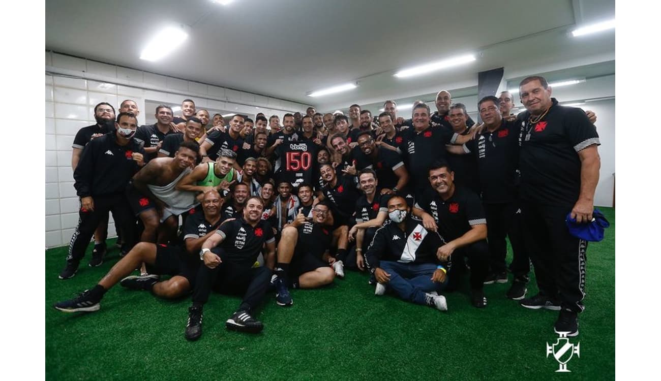 Nenê completa 200 jogos pelo Vasco e ganha camisa; veja foto