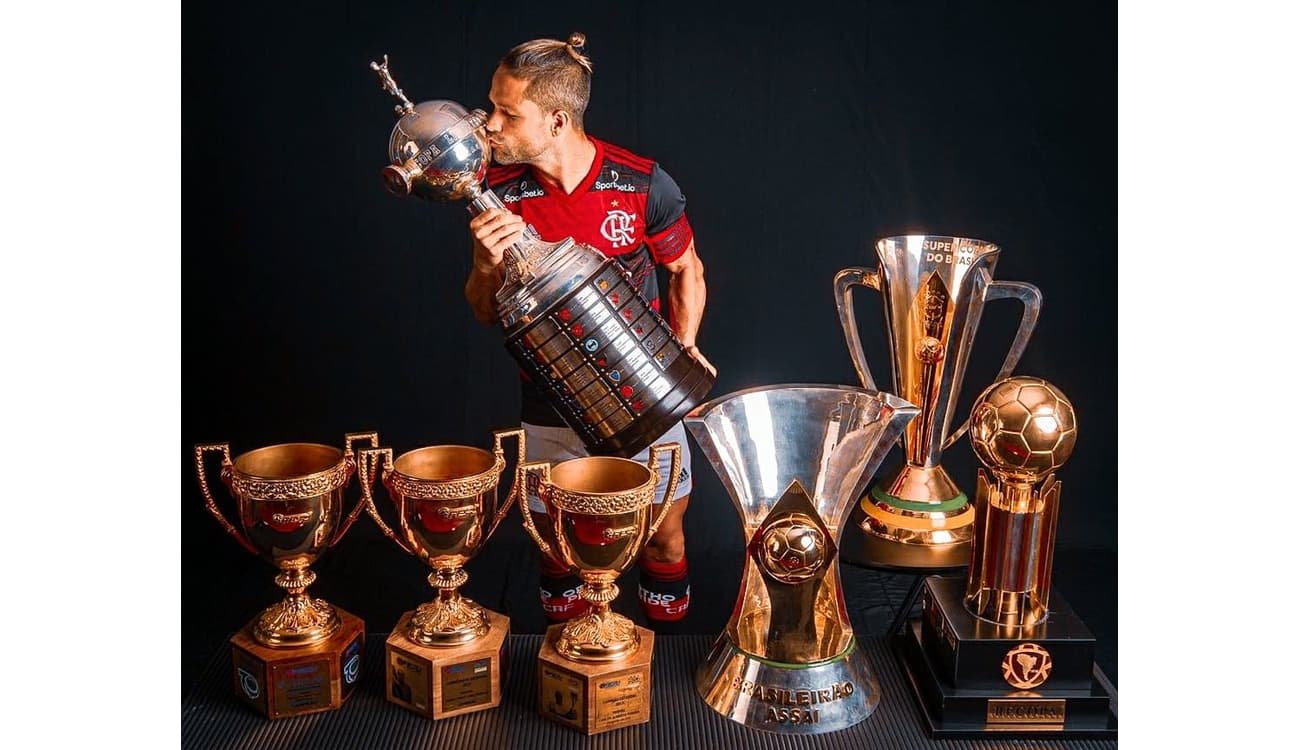 Diego completa 37 anos e recebe homenagens do Flamengo e perfil da