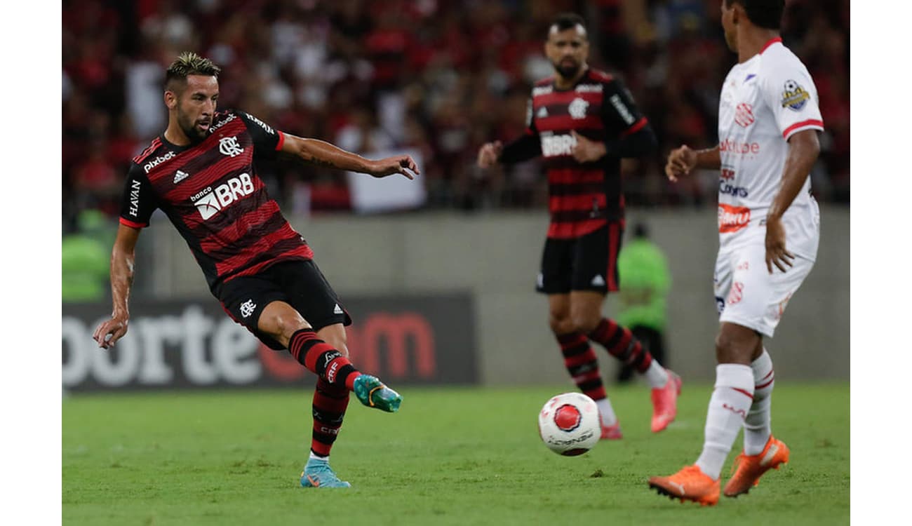 Flamengo vai à Europa para fechar a contratação do lateral-direito Isla -  Lance!