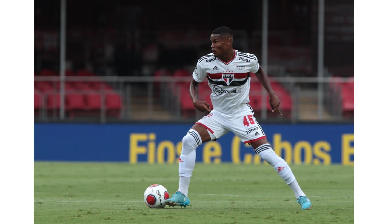 São Paulo confirma negociação, e lateral deve permanecer no Coritiba -  Lance!