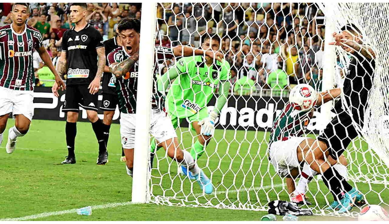 Jogadores do Botafogo ficam na bronca com árbitro por encerrar jogo antes  de falta e geram confusão; veja! - Lance!