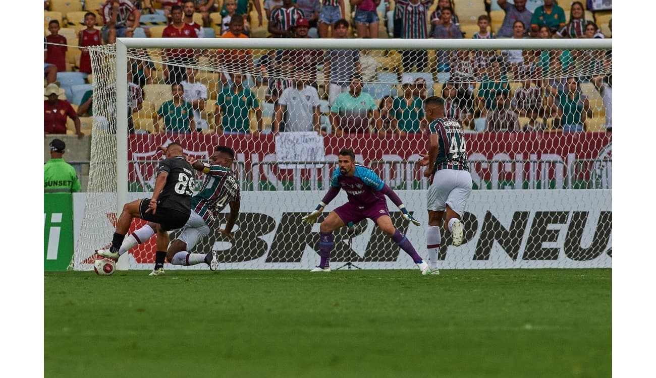 Jogadores do Botafogo ficam na bronca com árbitro por encerrar jogo antes  de falta e geram confusão; veja! - Lance!