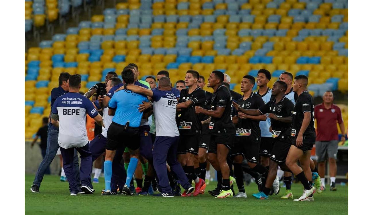 Jogadores do Botafogo ficam na bronca com árbitro por encerrar jogo antes  de falta e geram confusão; veja! - Lance!