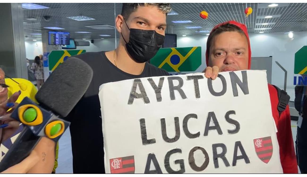 Ayrton Lucas chega ao Rio e comemora acerto com o Flamengo: 'Não