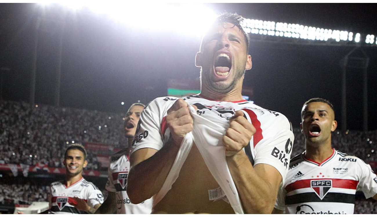 SP - Sao Paulo - 03/30/2022 - PAULISTA 2022, SAO PAULO X PALMEIRAS - Sao  Paulo player Calleri celebrates his goal with players from his team during  a match against Palmeiras at