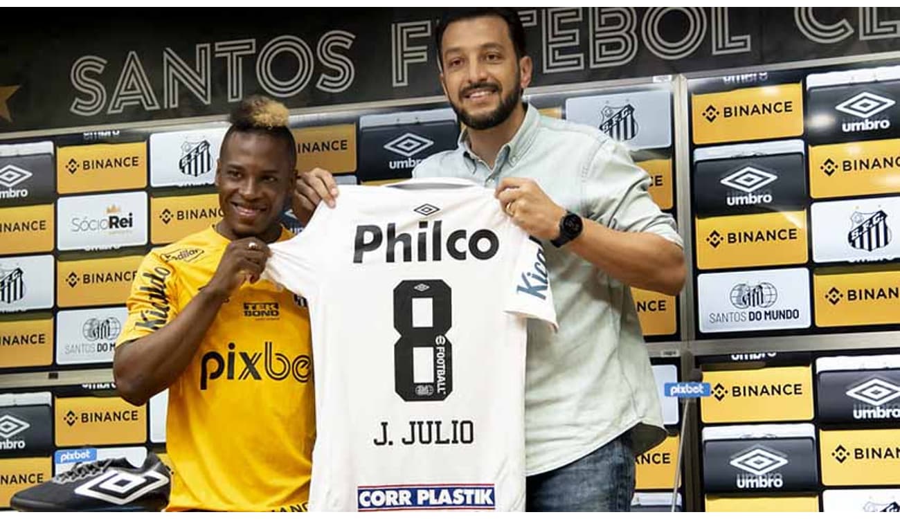 Angulo é apresentado no Santos depois de jogar e até marcar três