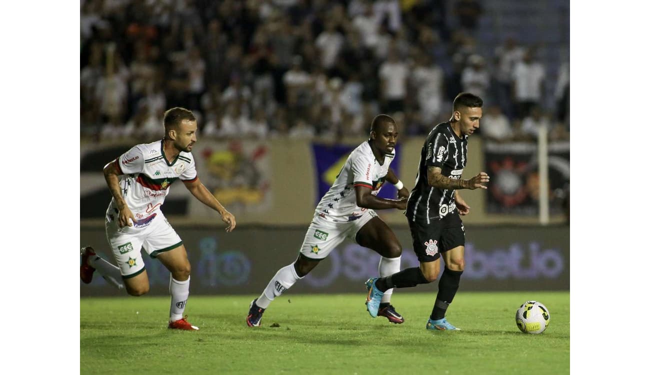 Corinthians sai atrás após gol-relâmpago e busca empate com a