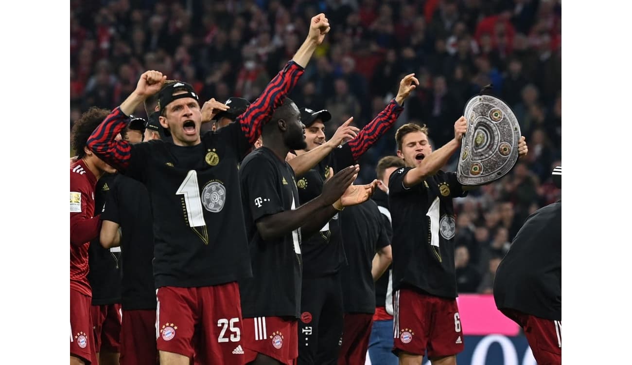 Em clima de festa pelo título, Bayern de Munique empata com o Stuttgart no  Campeonato Alemão - ISTOÉ Independente