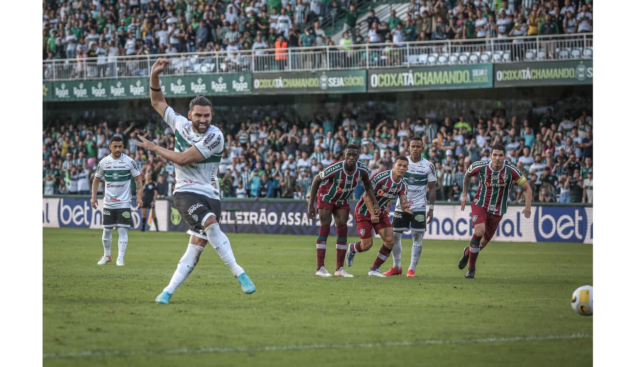 Coritiba precisa vencer nove de 13 jogos para não cair; veja a tabela