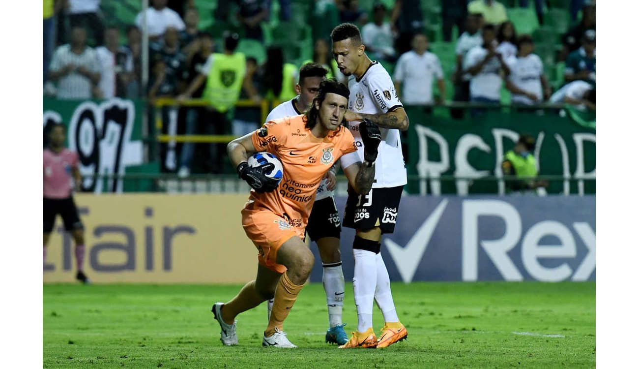 Cássio defende 22º pênalti pelo Corinthians e encosta em Ronaldo por  recorde - Lance!