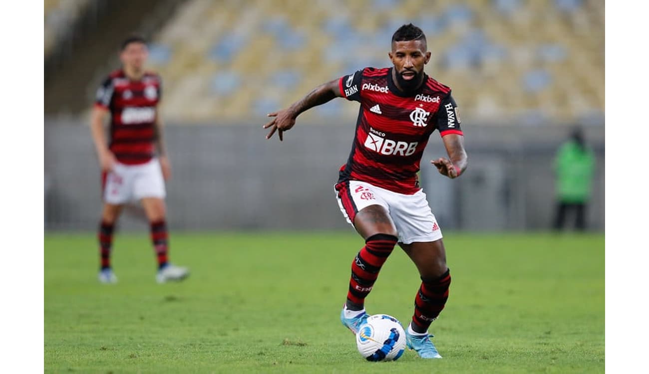 Busca por Rodinei, do Flamengo, reforça ambição do Botafogo no mercado