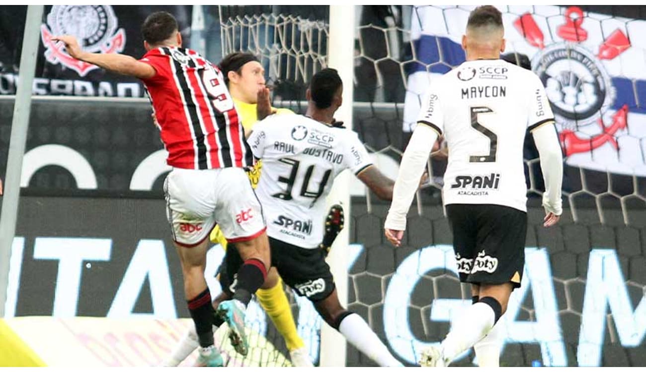 São Paulo sai na frente, Corinthians busca empate e lidera o