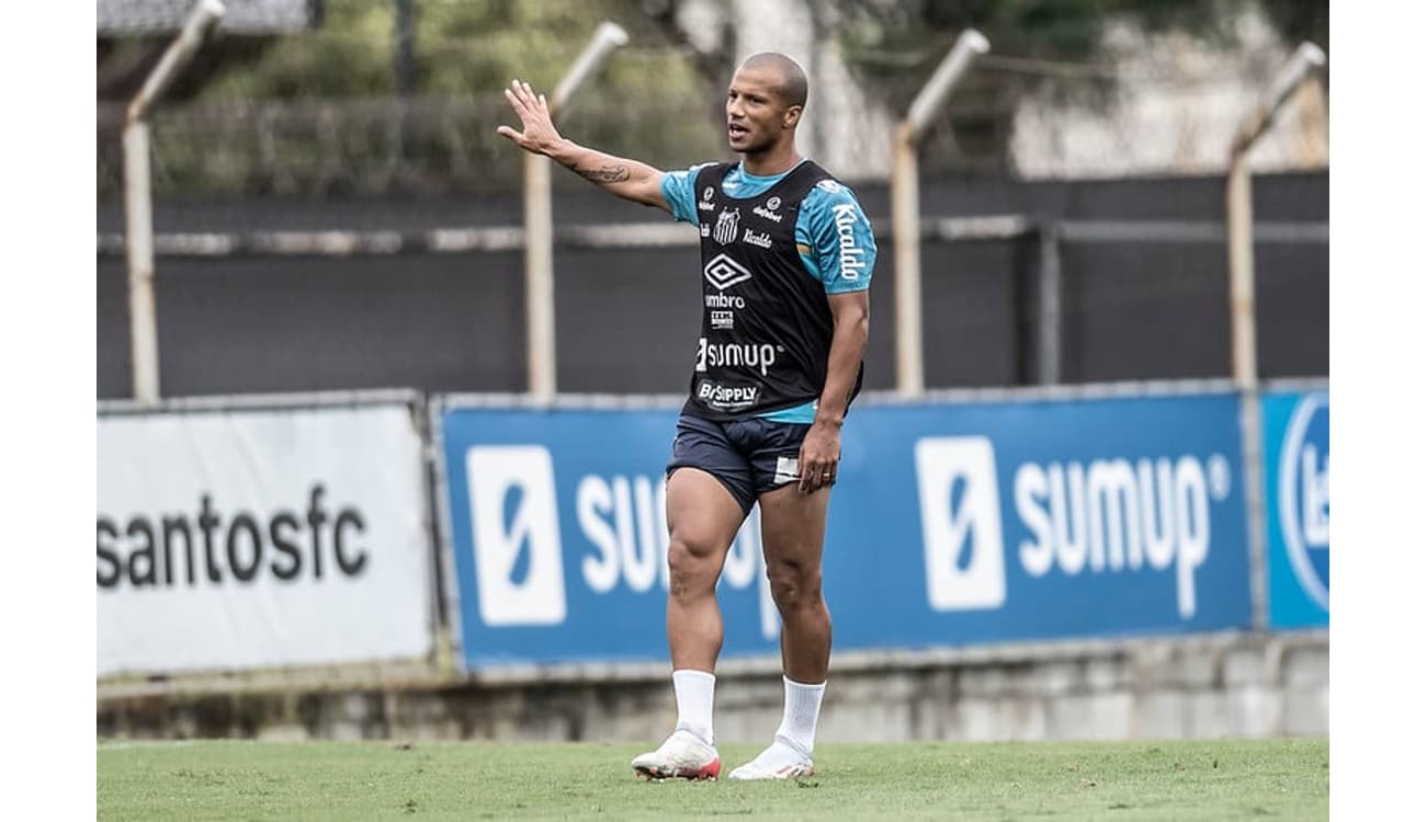 Santos oficializa rescisão com atacante Angulo, que vai para o