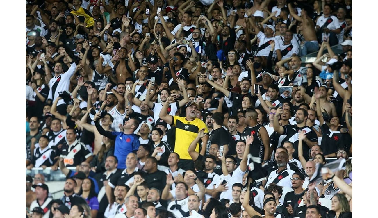 Vasco bate Cruzeiro no Maracanã lotado e se mantém no G-4 da Série B