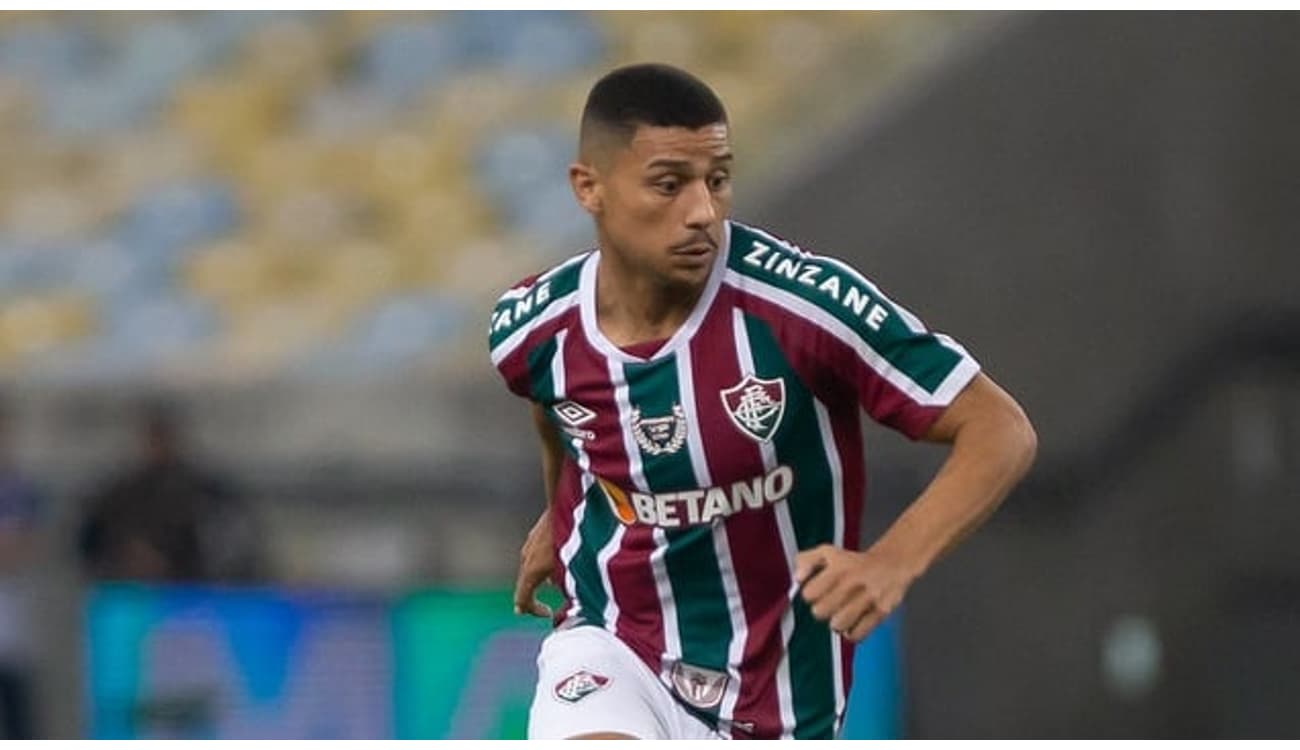 André recebe amarelo e desfalca o Fluminense para o jogo de volta contra o  Corinthians