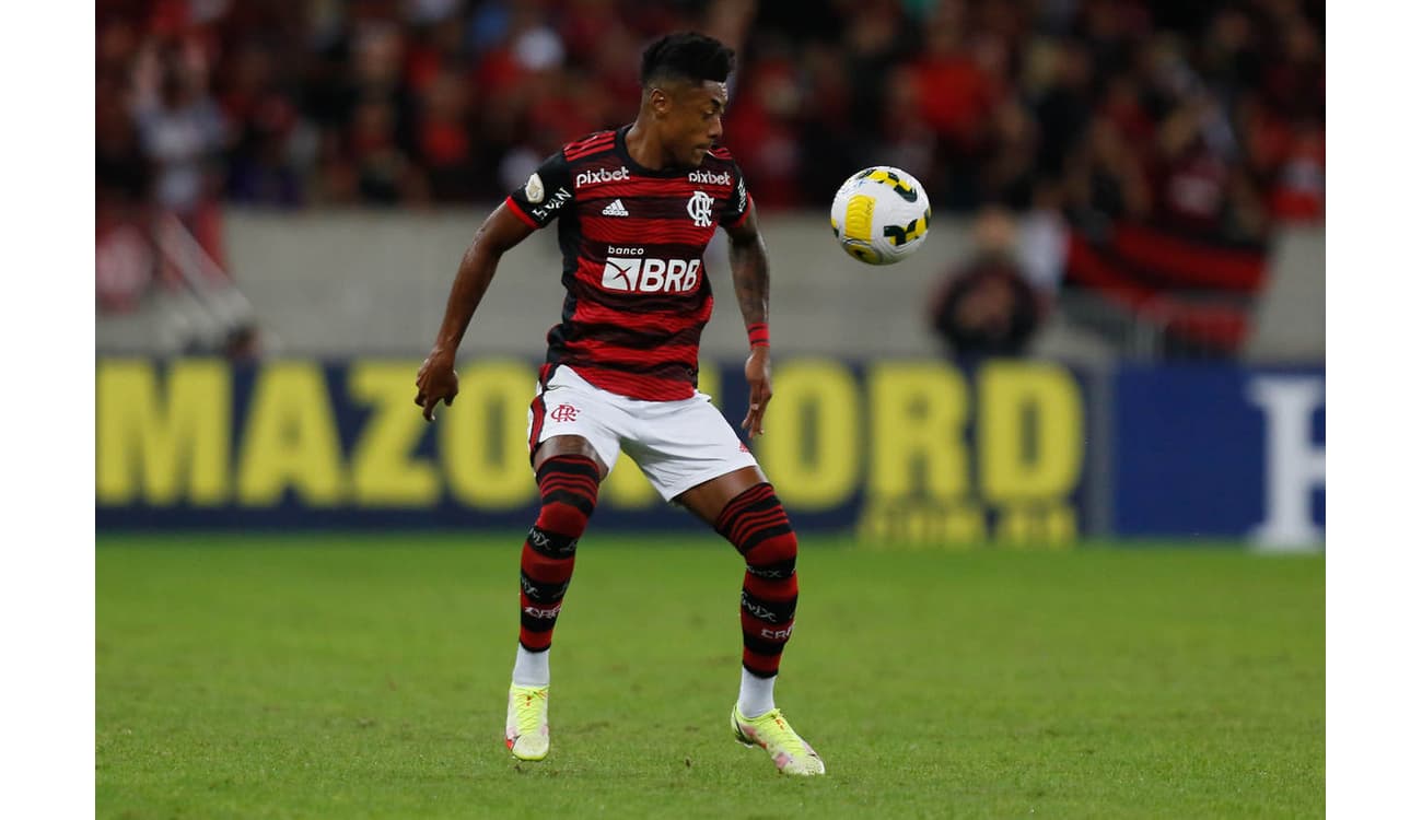 Bruno Henrique marca de cabeça e Flamengo vence Chapecoense na Arena Condá  - TNH1