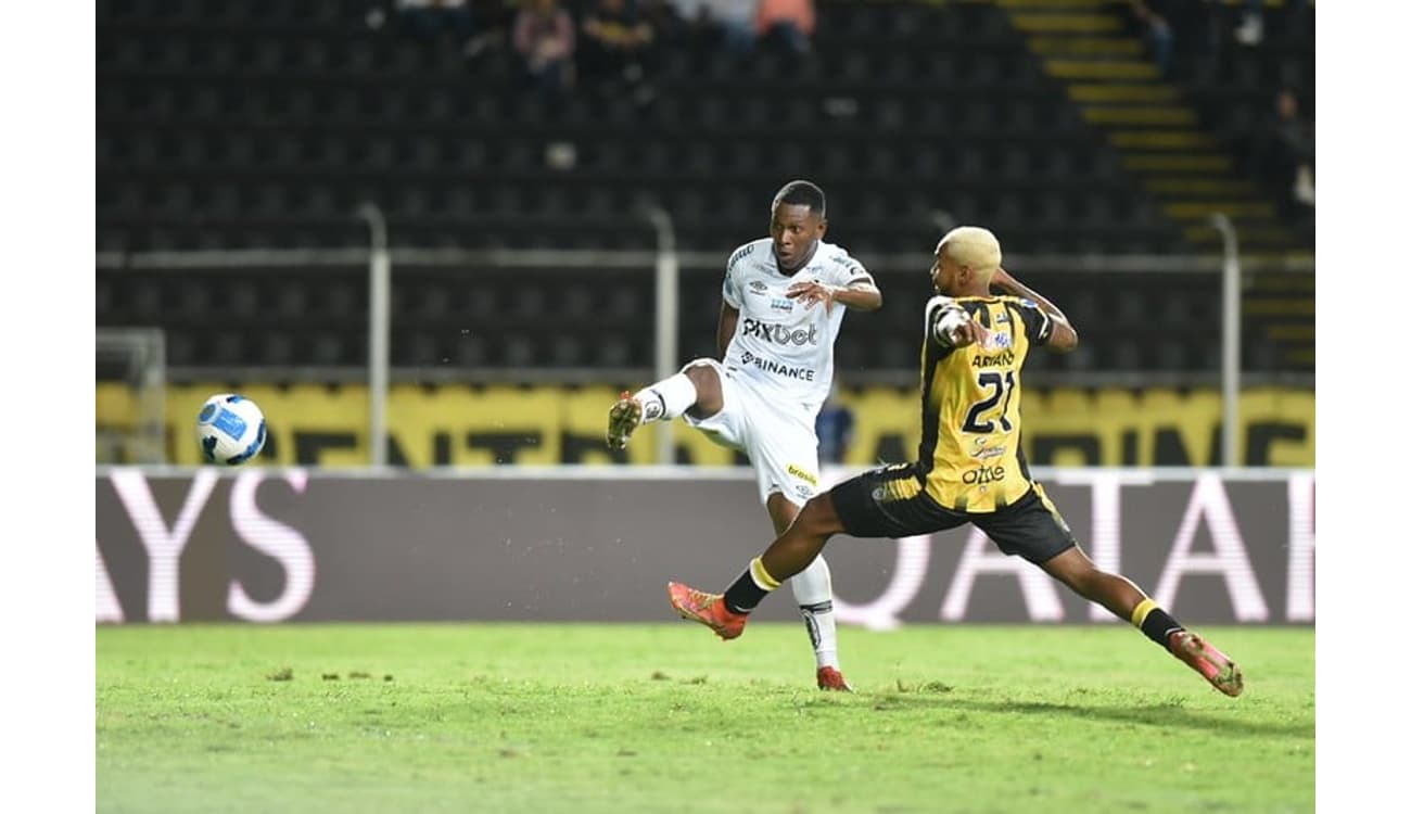 Angulo vibra com gol após sequência no banco de reservas do Santos