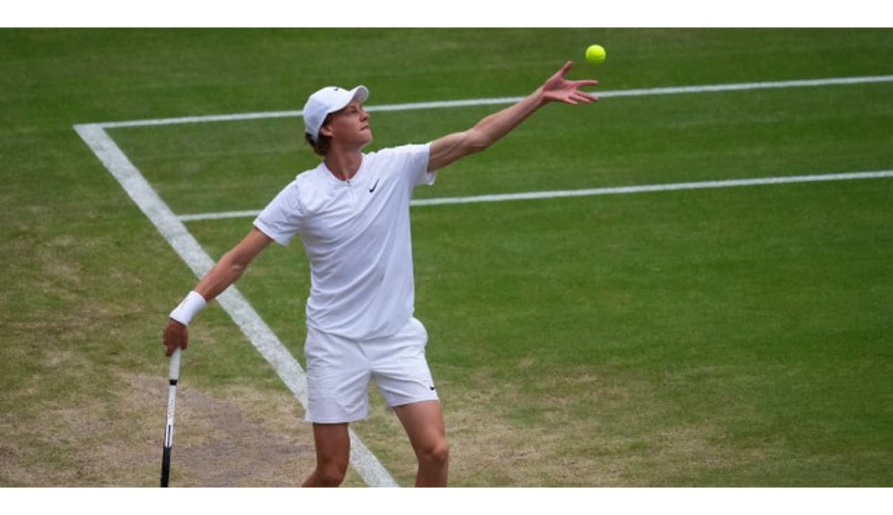 Carlos Alcaraz bate Djokovic em batalha na grama de Wimbledon e chega ao 2º  Grand Slam