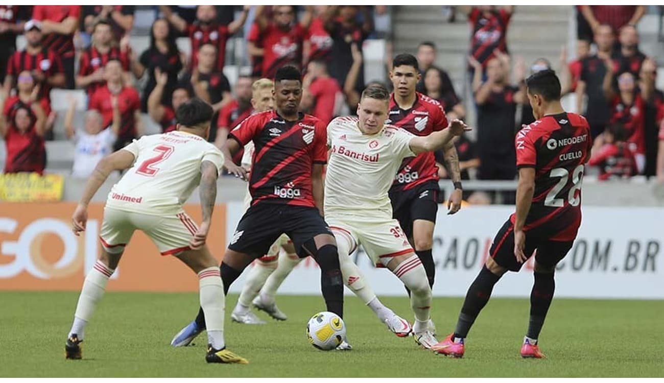 Athletico-PR e Internacional empatam sem gols e não colam na