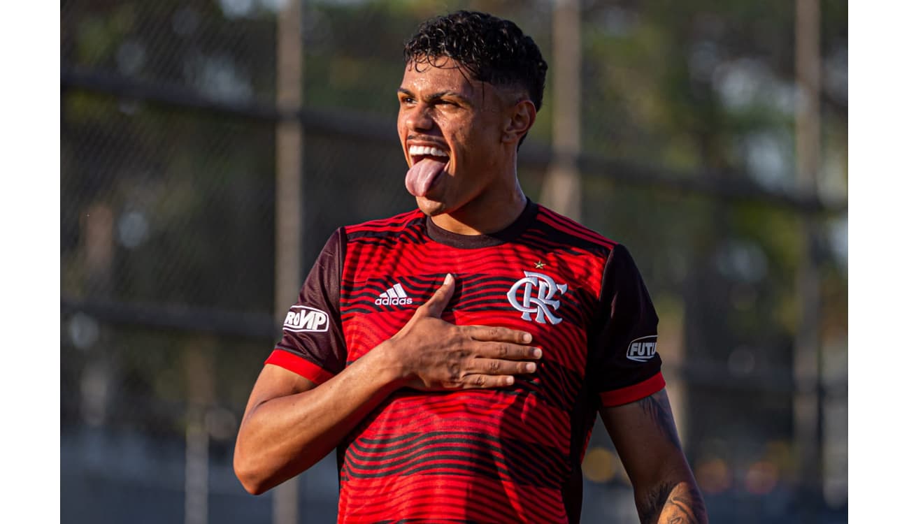 Flamengo aproveita tropeços de rivais para tomar ponta do