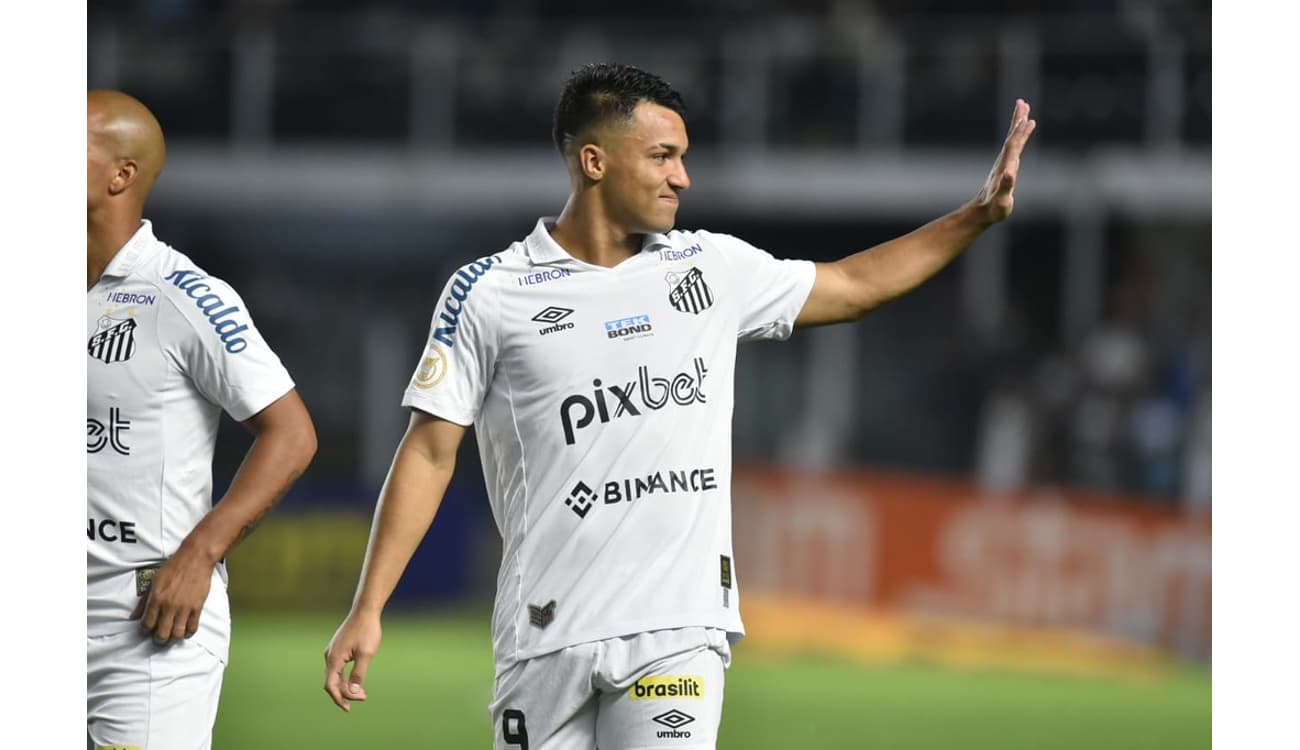 Com provável saída de Marcos Leonardo, Angulo deve ganhar chance no time  titular do Santos