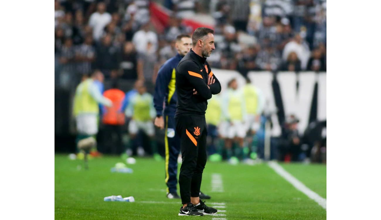 Revolta com treinador e Fábio Santos marca empate do Corinthians