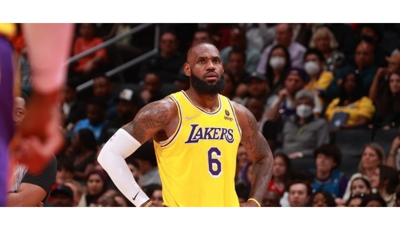 LeBron renova contrato com Lakers por cerca de R$ 445 milhões