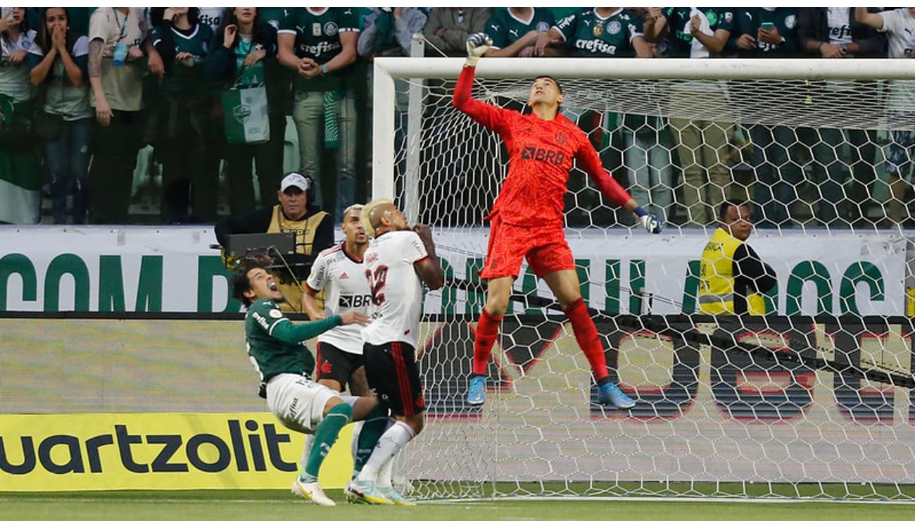 Com polêmica por paradinha, Flamengo vence Palmeiras nos pênaltis