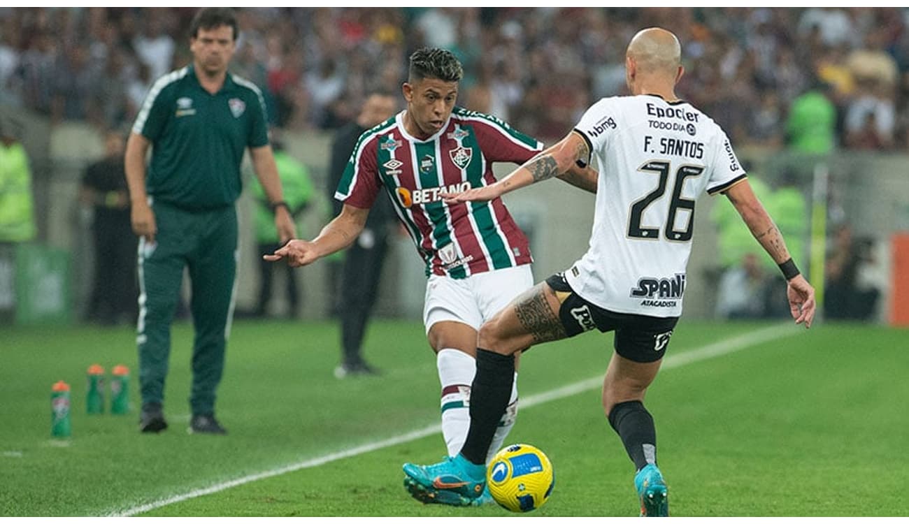 André recebe amarelo e desfalca o Fluminense para o jogo de volta contra o  Corinthians