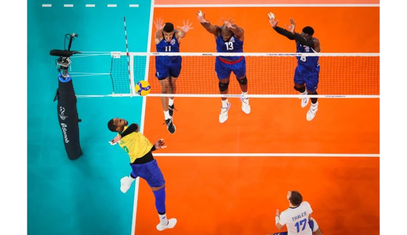 Seleção masculina de vôlei vence Cuba no tie-break e vai direto