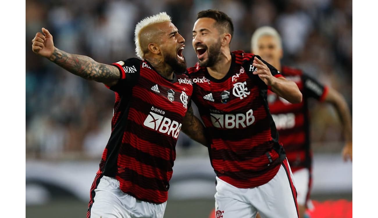 Com gols no começo do jogo, Flamengo derrota o Botafogo e se sustenta na  liderança