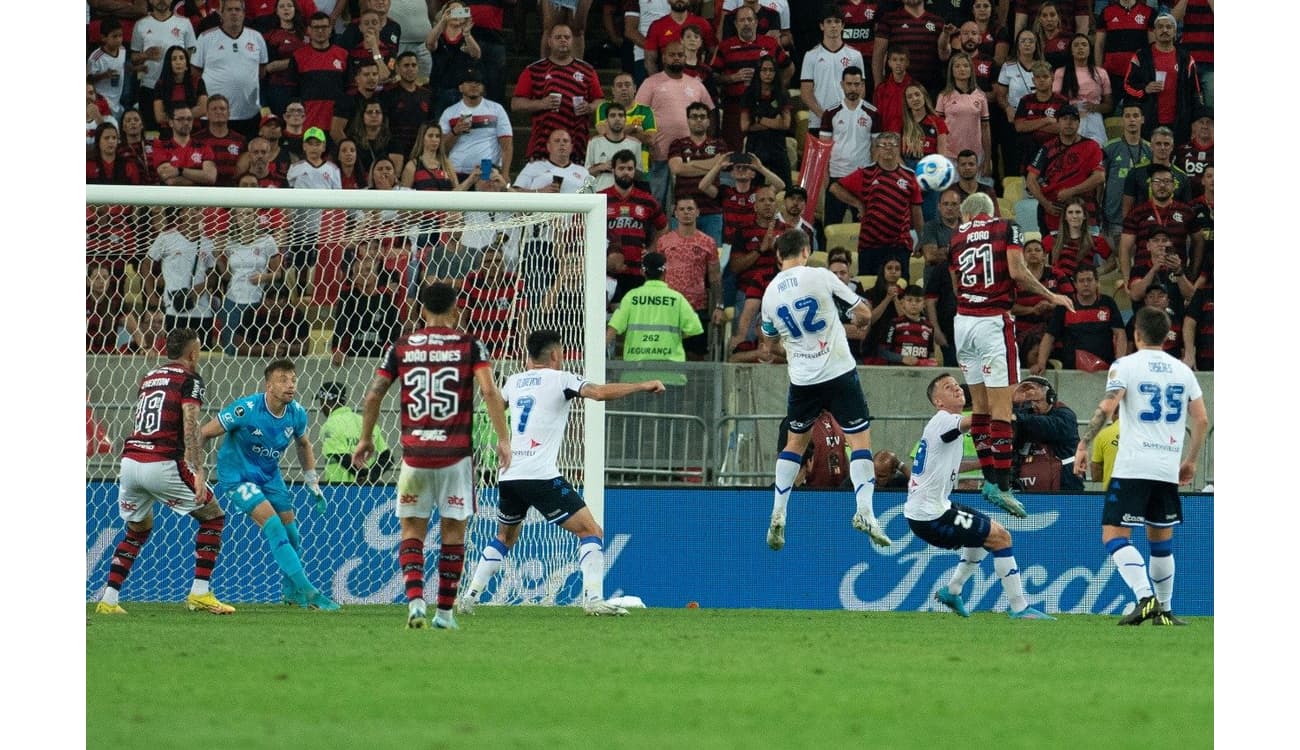 Lateral de atuação 'mágica' pelo Flamengo na Libertadores saiu de graça de  SC