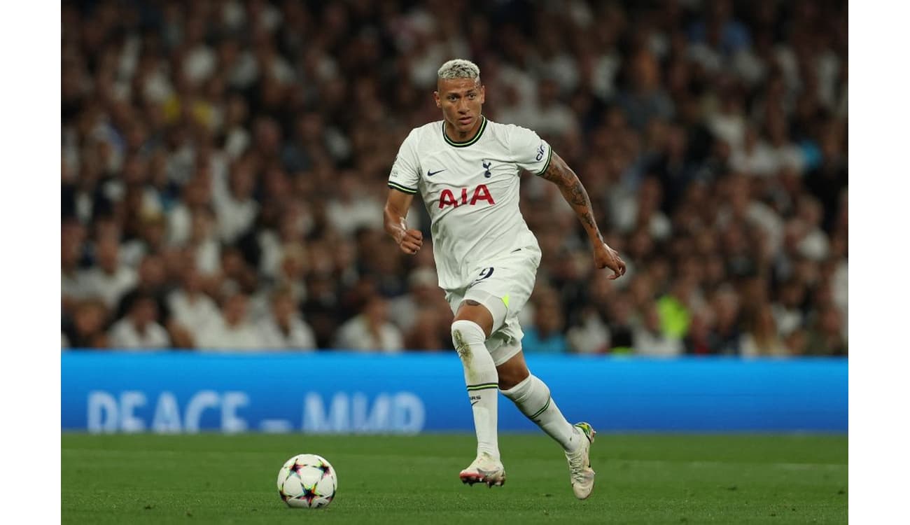 Richarlison sofre nova lesão e sai de campo chorando em jogo do Tottenham